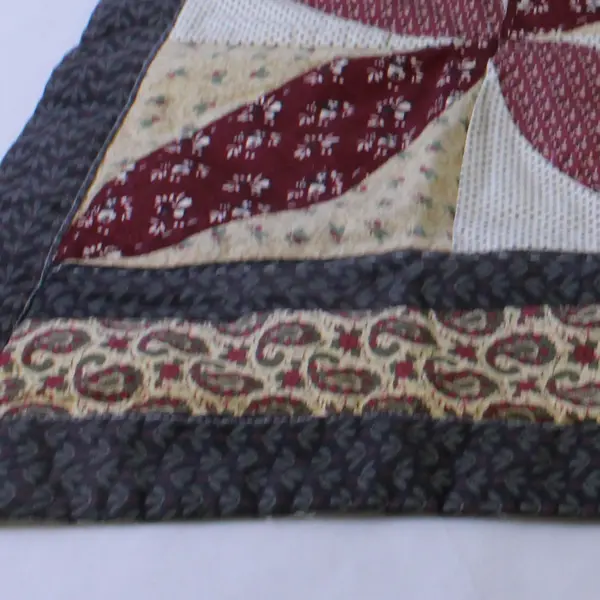 Lot of 2 Better Homes & Gardens Multicolor Quilt Pattern Pillow Shams 20x26