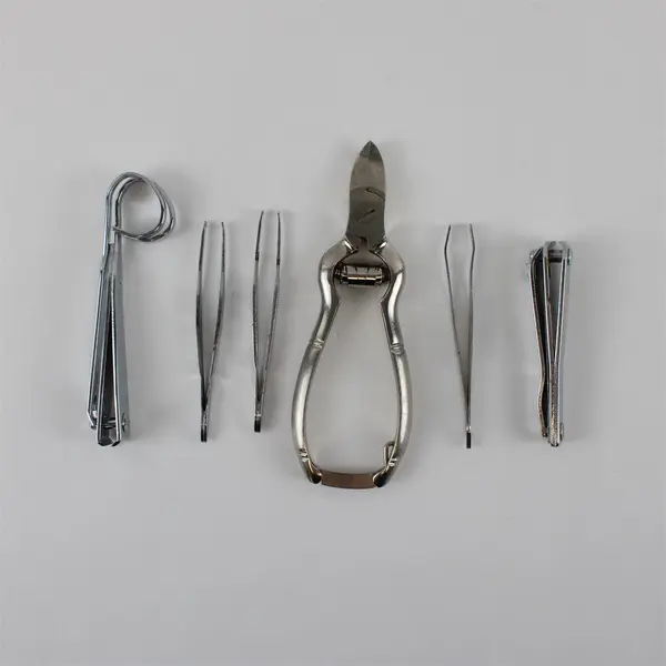 Lot of 6 Manicure Grooming Tools 3 Tweezers 3 Nail Clippers