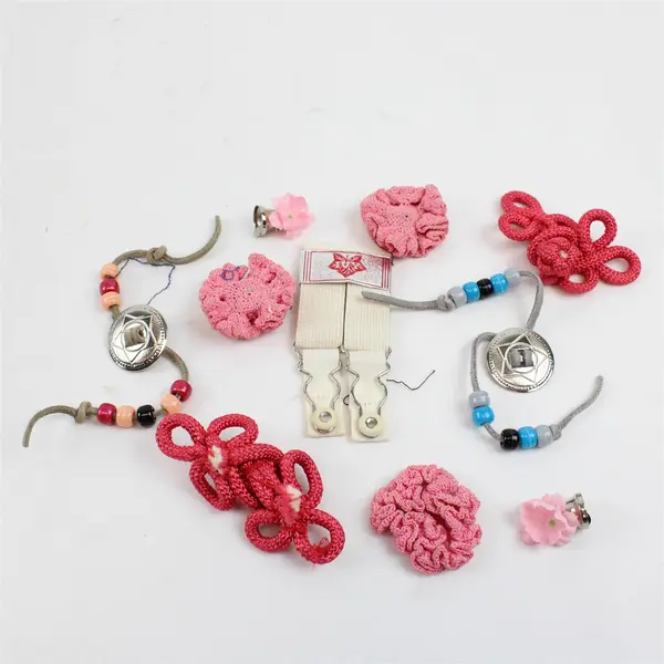 Lot of 10 Sewing Craft Accessories Crochet Applique Frog Buttons Garter Clips