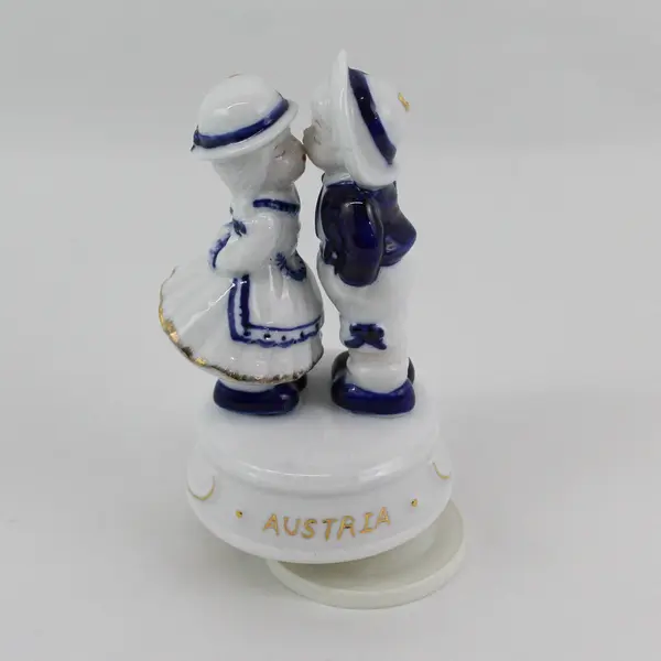 Austria Souvenir Blue And White Kissing Couple Music Box Works