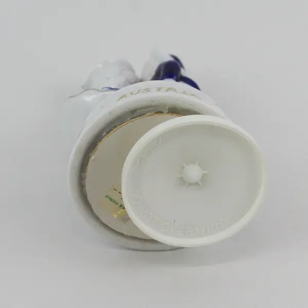 Austria Souvenir Blue And White Kissing Couple Music Box Works
