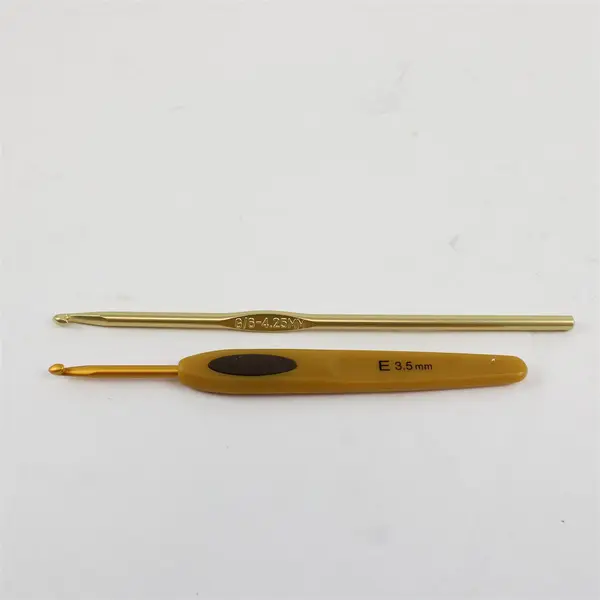 Lot of 2 Crochet Hooks Boye Aluminum 6/6 4.25mm Clover Plastic E 3.5mm