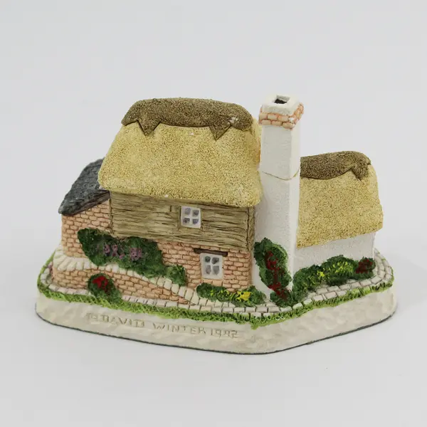 1992 David Winter Birthstone Wishing Well Cottage Figurine No Birthstone