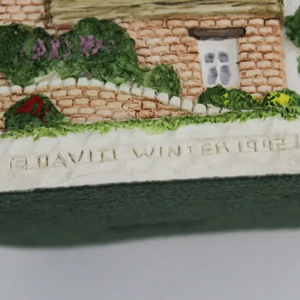 1992 David Winter Birthstone Wishing Well Cottage Figurine No Birthstone