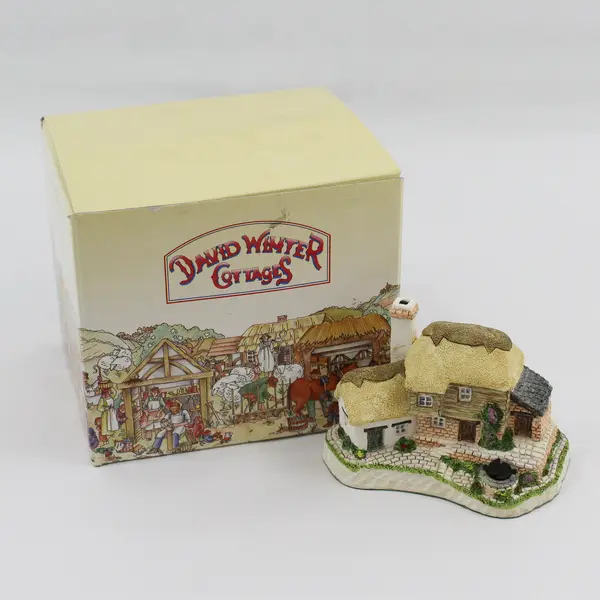 1992 David Winter Birthstone Wishing Well Cottage Figurine No Birthstone