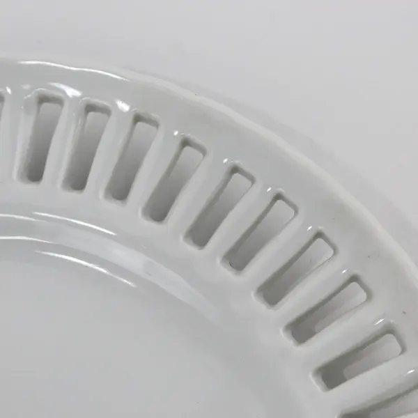 White Porcelain Reticulated Rim Dinner Plate 9.5in Unmarked