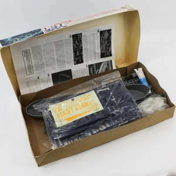Lindberg 1978 US Navy LST Landing Ship Tank 1/245 Scale Motorized Model 7406M