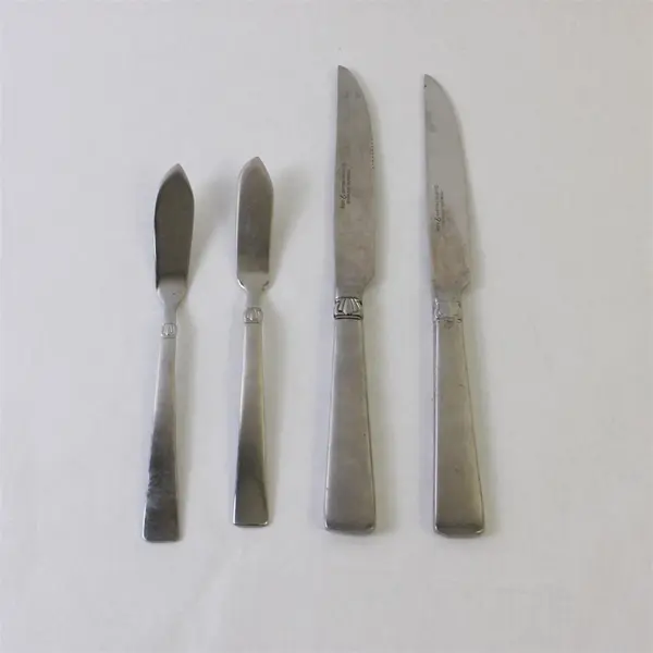 Lot of 4 Reed & Barton Sanderling 18/10 Stainless Butter & Dinner Knives