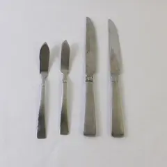 Lot of 4 Reed & Barton Sanderling 18/10 Stainless Butter & Dinner Knives