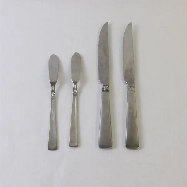 Lot of 4 Reed & Barton Sanderling 18/10 Stainless Butter & Dinner Knives