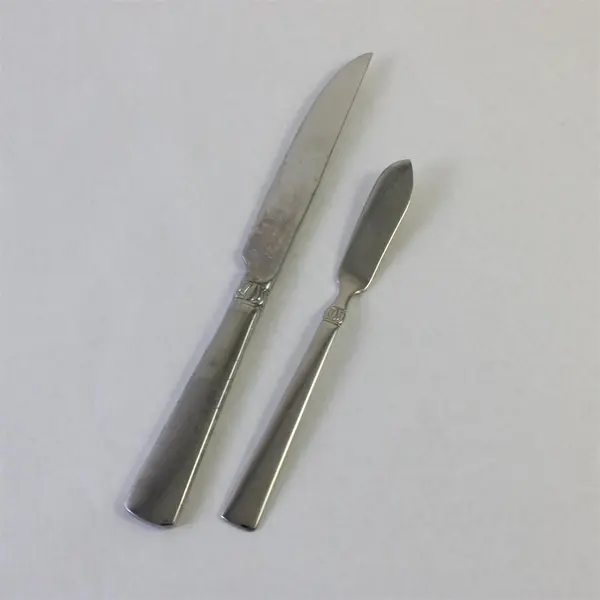 Lot of 4 Reed & Barton Sanderling 18/10 Stainless Butter & Dinner Knives