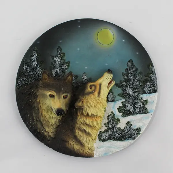 Classic Wildlife Collection Raised Relief Wolf Collectors Plate 7.5"