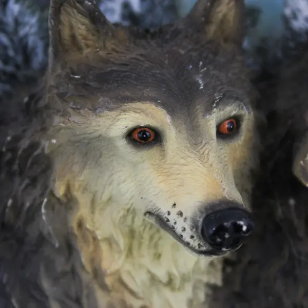 Classic Wildlife Collection Raised Relief Wolf Collectors Plate 7.5"