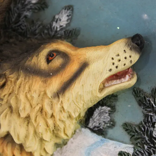 Classic Wildlife Collection Raised Relief Wolf Collectors Plate 7.5"