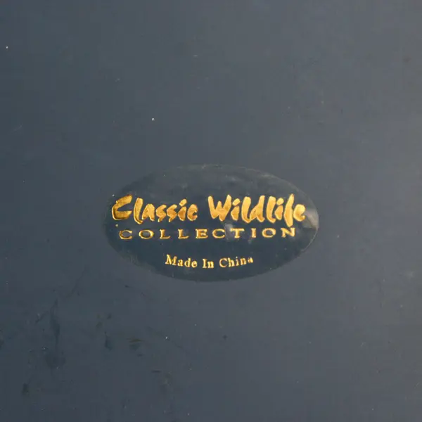Classic Wildlife Collection Raised Relief Wolf Collectors Plate 7.5"