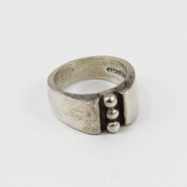 Sterling Silver Women's Ring With 3 Silver Beads In The Center Size 5.75