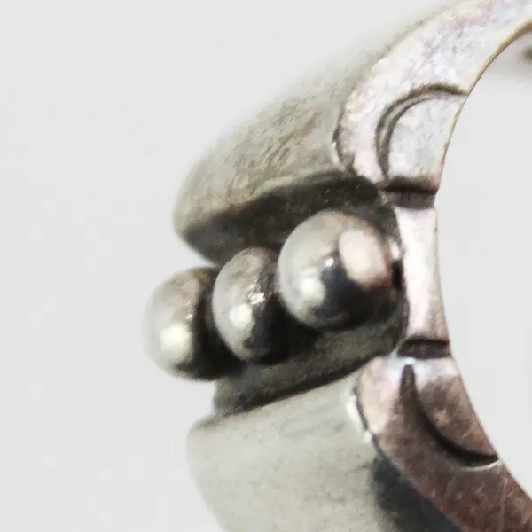 Sterling Silver Women's Ring With 3 Silver Beads In The Center Size 5.75