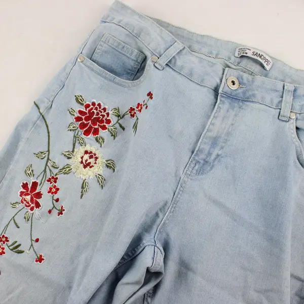 Sandpiper Floral Embroidered Light Wash Denim Capris Women's Size 16W