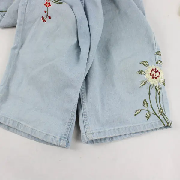 Sandpiper Floral Embroidered Light Wash Denim Capris Women's Size 16W