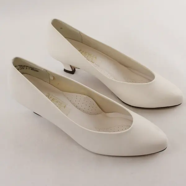 Andrea Ellis White Pumps Women's Size 9W Heels Wide Width