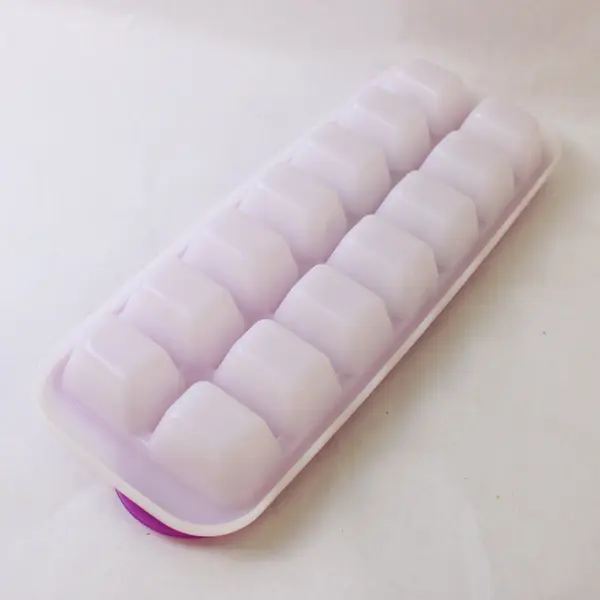 Tupperware Ice Cube Tray With Purple Lid 2705A-1