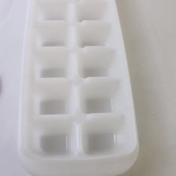 Tupperware Ice Cube Tray With Purple Lid 2705A-1