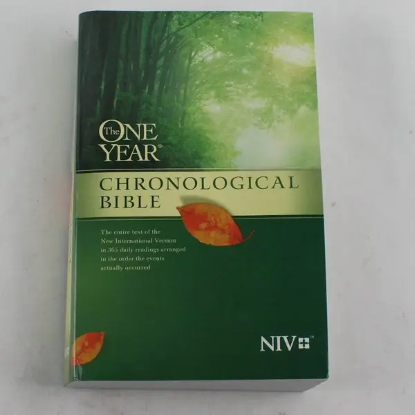 The One Year Chronological Bible 365 Daily Readings 2011 Paperback Good