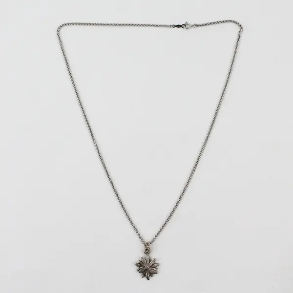 Vintage Sterling Silver Flower Pendant Necklace 17.5 In Chain