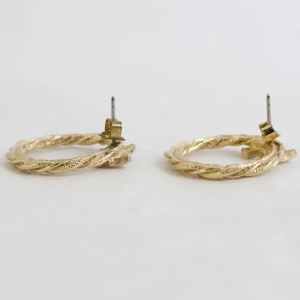 Vintage Avon Gold Tone Twisted Christmas Wreath Stud Earrings