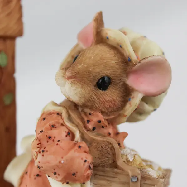 1995 Enesco Priscilla Hillman  Mouse Tales Hot Cross Buns 