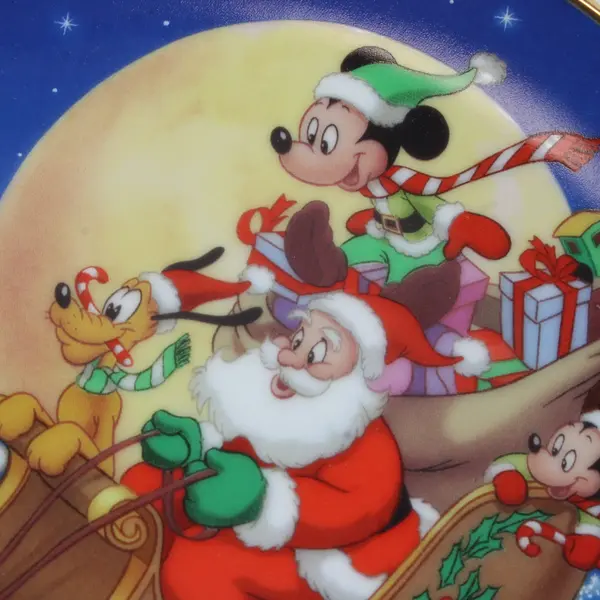 Bradford Exchange Disney Mickey's Holiday Magic Santa's Favorite Helpers Plate