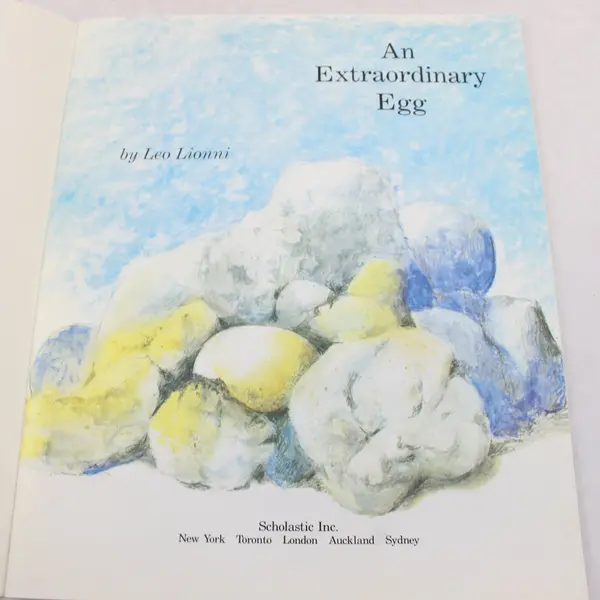 An Extraordinary Egg by Leo Lionni - Paperback