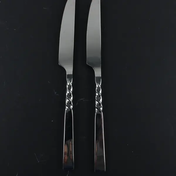 Lot of 2 Unknown Brand Stainless Dinner Knives Partial Twisted Handles 9.5"