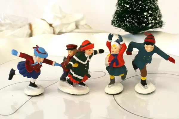 Dept 56 Village Animated Skating Pond With Accessories  52299 Works