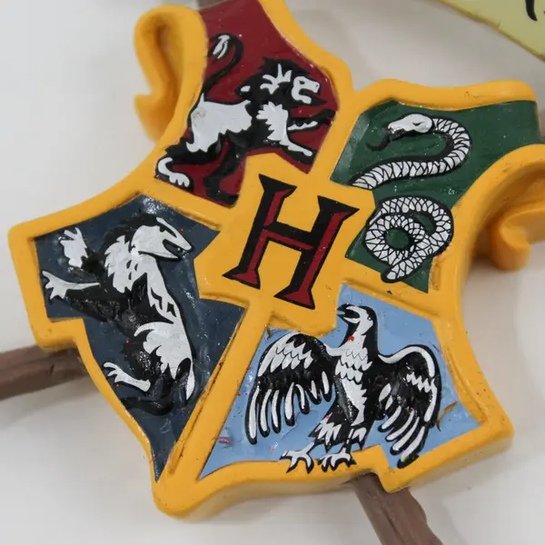 NEW Hallmark Ornaments Harry Potter Hogwarts Crest Christmas Ornament 2HCM9128