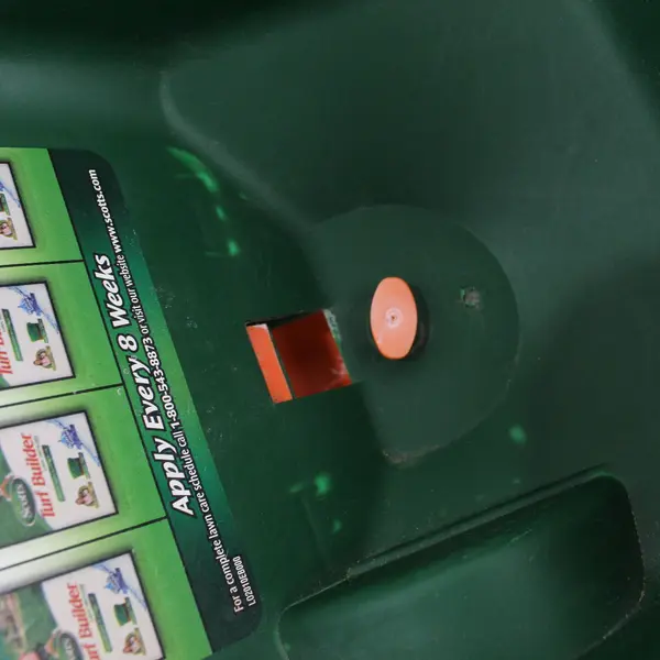 Scotts Turf Builder Easy Hand-Held Broadcast Spreader Green