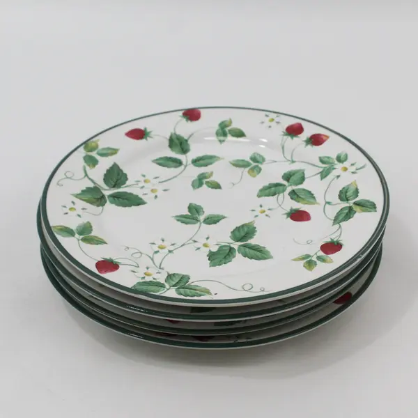 Set of 4 International Tableworks Stoneware STRAWBERRY FAIR Salad plates 7.5"