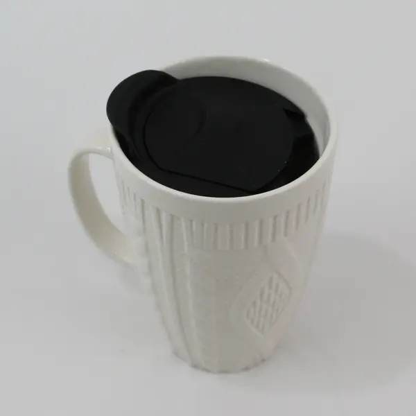 Thoughtfully Stoneware Set of 2 White Red Cable Knit Mugs Spill-Resistant Lids