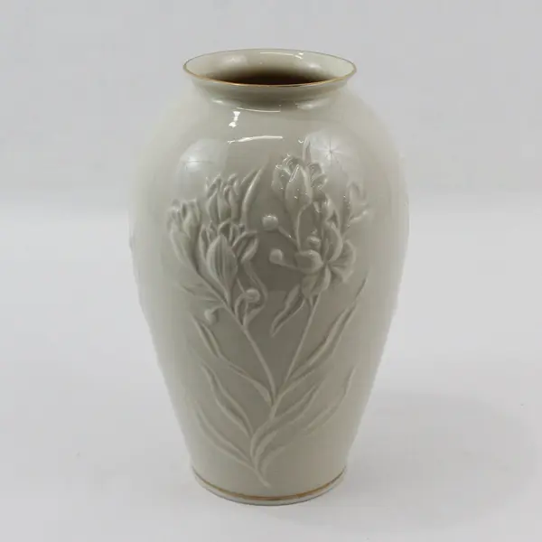 1986 Lenox Masterpiece Collection 8" Vase Embossed Flowers 24K Gold Trim
