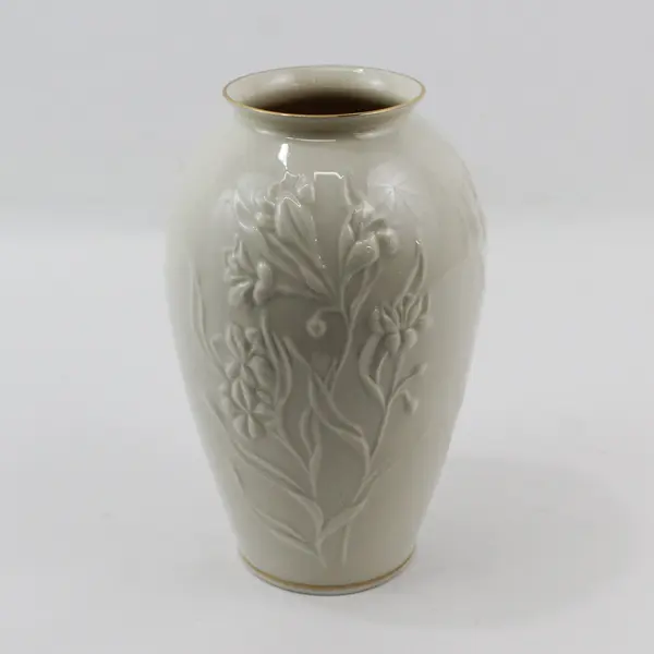1986 Lenox Masterpiece Collection 8" Vase Embossed Flowers 24K Gold Trim