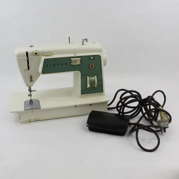 Vintage 1970s SINGER 717 Electric Sewing Machine w/ Foot Pedal