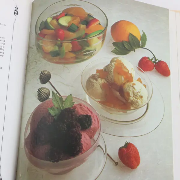 Vintage Complete Vegetarian Cookbook Janet Hunt 1985 4th Impr HC DJ UK