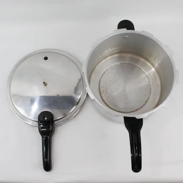 Vintage Presto 4 Qt Pressure Cooker 01282 W/ Weighted Jiggler