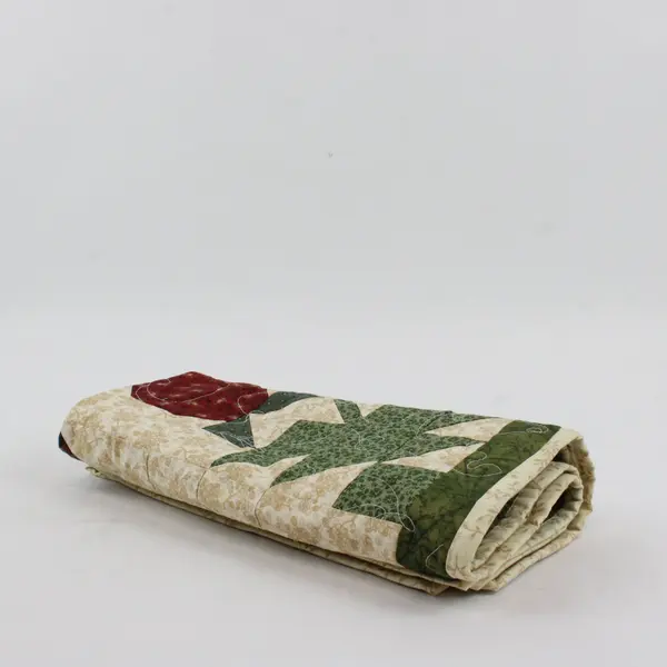 Holiday Patchwork Quilt Wall Hanging Green Red Cream 27x26.5