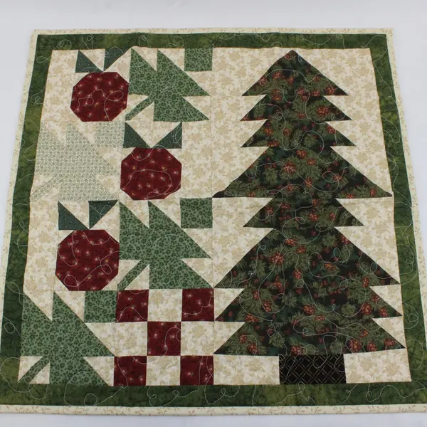 Holiday Patchwork Quilt Wall Hanging Green Red Cream 27x26.5