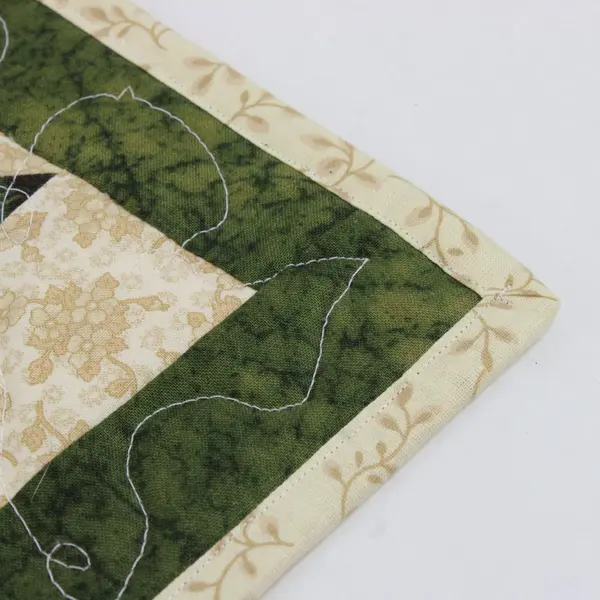 Holiday Patchwork Quilt Wall Hanging Green Red Cream 27x26.5