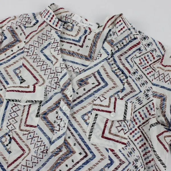 Eden & Olivia Blouse M White Blue Red Geometric V-Neck Long Sleeve Roll-Tab