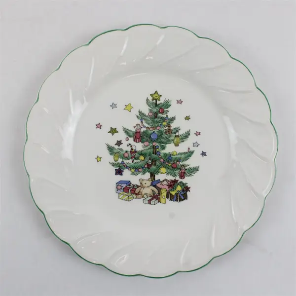 Nikko Happy Holidays Lot of 4 Vintage 8in Scalloped Salad Dessert Plates