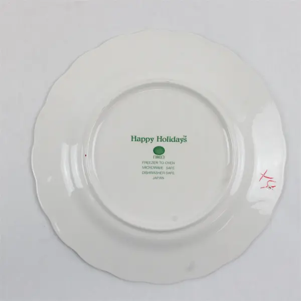 Nikko Happy Holidays Lot of 4 Vintage 8in Scalloped Salad Dessert Plates