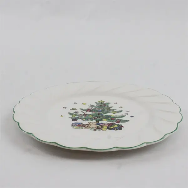 Nikko Happy Holidays Lot of 4 Vintage 8in Scalloped Salad Dessert Plates
